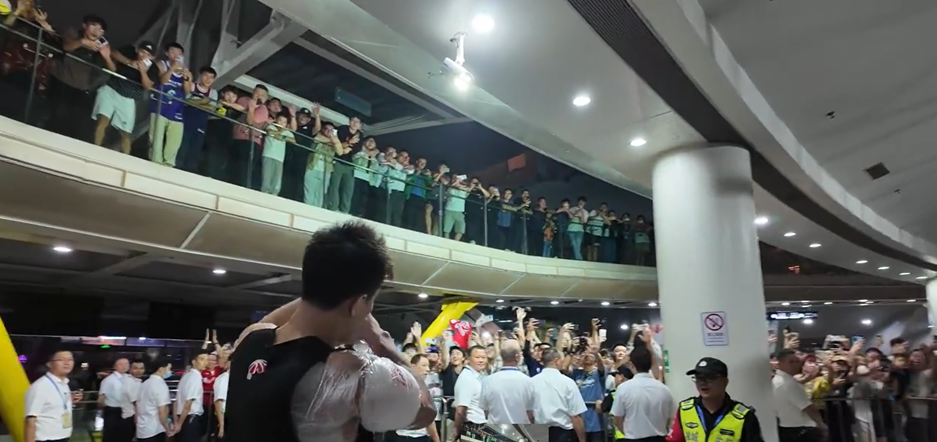 爱游戏登录-体育赛场上庆功高呼，引发球迷疯狂