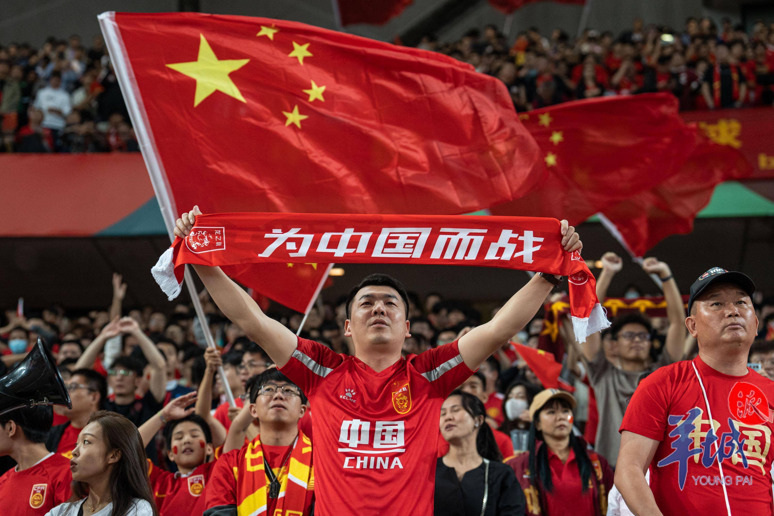 国内足球热情高涨，国际比赛挑战接踵而至